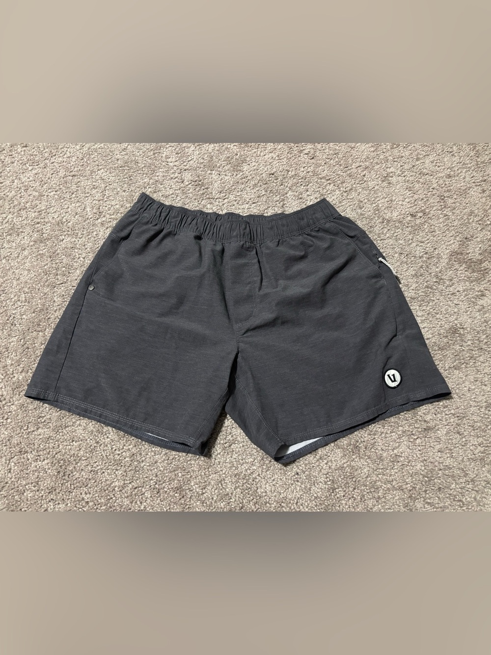 Vuori Maverick Volley Shorts Mens Medium 6" Inseam Charcoal Gray Zipper Pockets